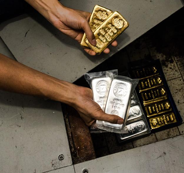 Click to Enlarge

Name: floor-boards-bullionstar-silver-bars-pamp-gold-bars-2-651x610.jpg
Size: 99 KB