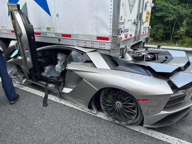 Click to Enlarge

Name: rental-lamborghini-aventador-goes-under-truck-gets-pancaked_2.jpg
Size: 167 KB